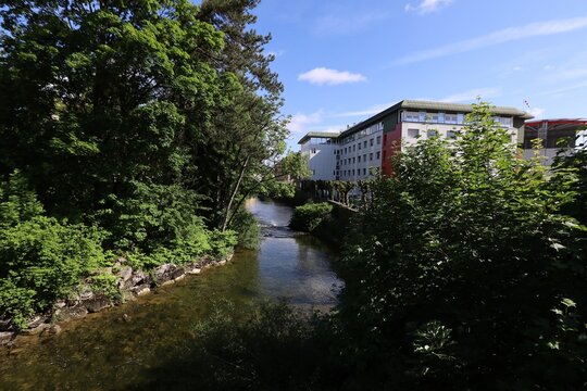 La rivi&egrave;re le Doubs dans la ville de Pontarlier, ville de Pontarlier, d&eacute;partement du Doubs, France
