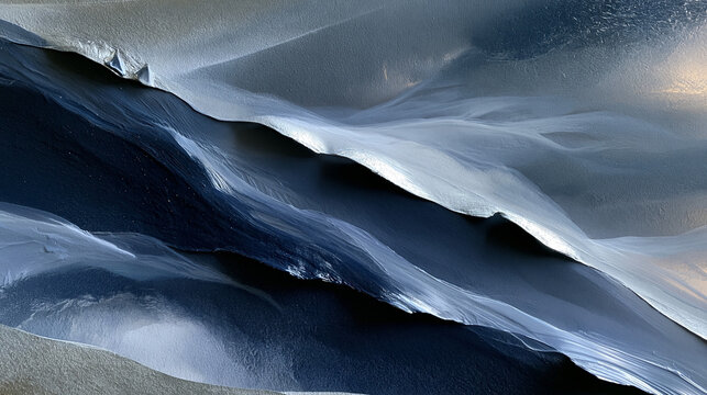 Abstrakte digitale Landschaft mit flie&szlig;enden blauen und grauen Wellen, die an verschneite Berge erinnern.