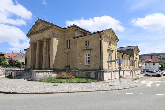 Palais de justice, vue de l'ext&eacute;rieur, ville de Pontarlier, d&eacute;partement du Doubs, France