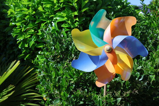 Moulin &agrave; vent color&eacute; d&eacute;coratif dans un jardin