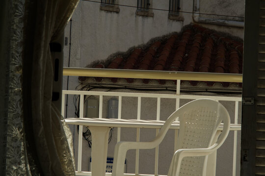 Balcon de departamento con silla