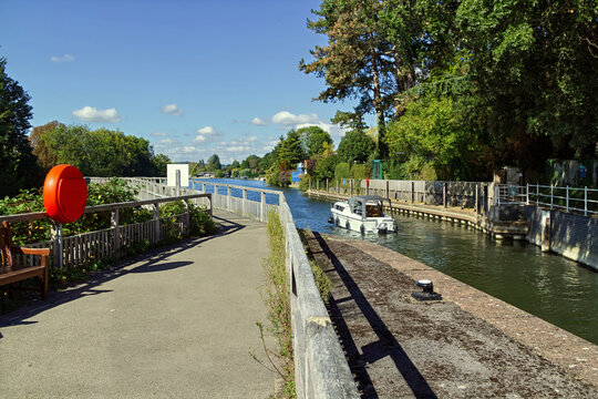 Boat leaving Marsh Lock, Henley on Thames, Oxfordshire, England