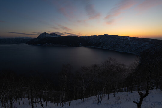 Dawn before sunrise at Lake Mashu in Hokkaido / 夜明け前の摩周湖と静寂の湖面