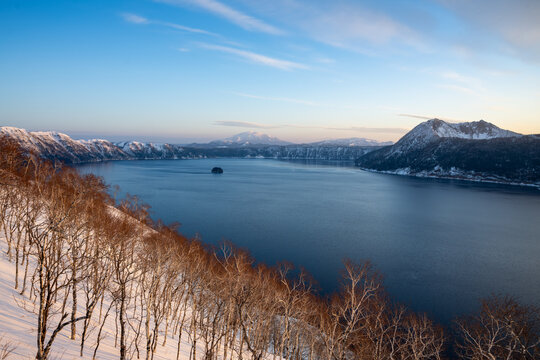 Winter view of Lake Mashu with Mount Mashu and distant Mount Shari in Hokkaido / 摩周湖と摩周岳、遠くに斜里岳を望む冬景色