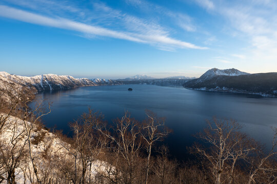 Winter view of Lake Mashu with Mount Mashu and distant Mount Shari in Hokkaido / 摩周湖と摩周岳、遠くに斜里岳を望む冬景色