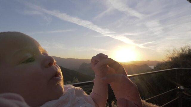 nouveau-n&eacute; au coucher de soleil