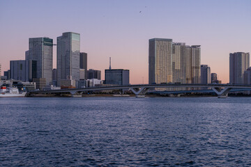 Obraz premium 夜明けの晴海トリトンスクエアと東京湾岸 Harumi Triton Square and Tokyo Bay Waterfront at Dawn