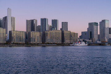 Obraz premium 夜明けの晴海フラッグと東京湾岸のタワーマンション群 Harumi Flag and Tokyo Bay Waterfront Towers at Dawn