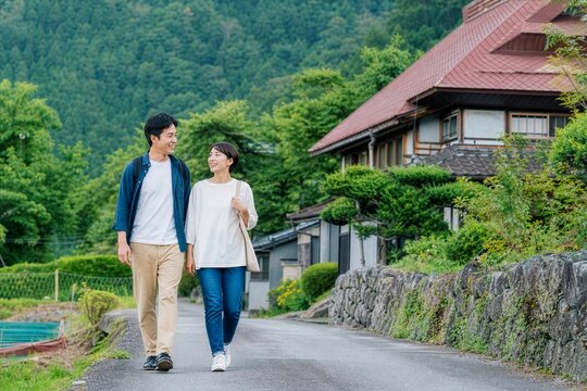 自然豊かな農村地域への地方移住と田舎暮らしでスローライフをイメージする若い夫婦