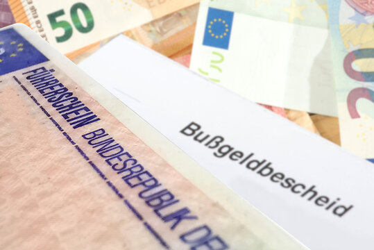 Euro Geldscheine, F&uuml;hrerschein und Bu&szlig;geldbescheid wegen einem Versto&szlig; im Stra&szlig;enverkehr 