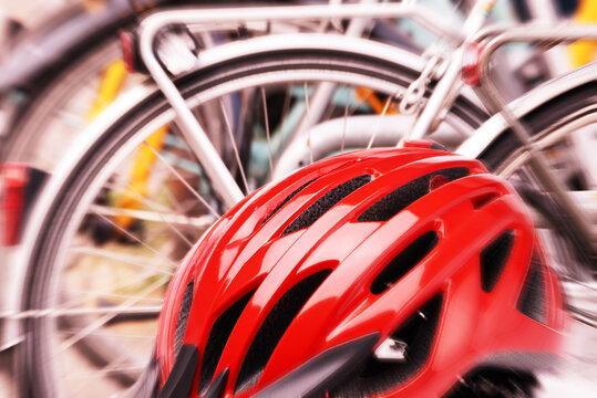 Fahrrad und ein roter Fahrradhelm