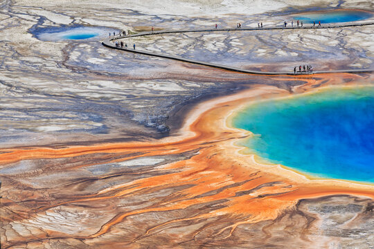 USA, Yellowstone National Park, Lower Geyser Basin, Midway Geyser Basin, Grand Prismatic Spring, elevated view