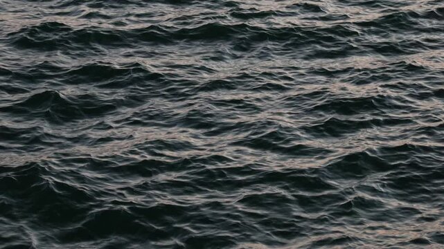 複雑にうねり細かく波打つダークトーンの海面 4K（スローモーション）
