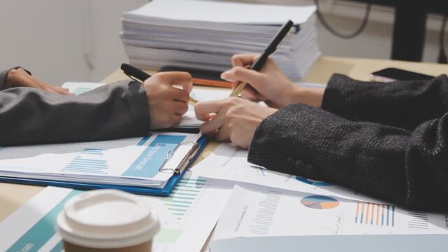 woman explaining a business project to her younger co worker