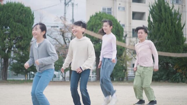 大縄跳びをする小学生