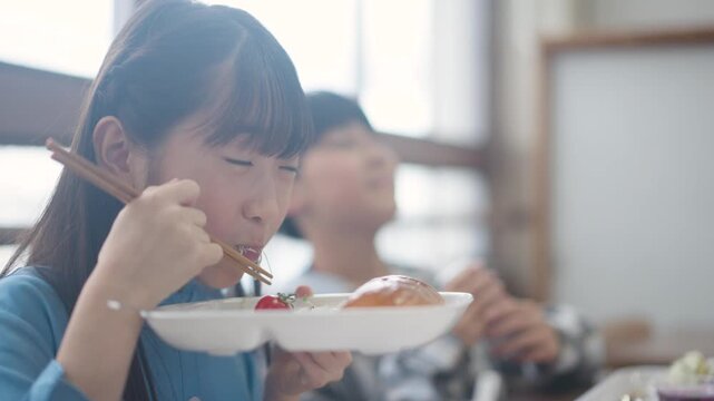 給食を食べる小学生
