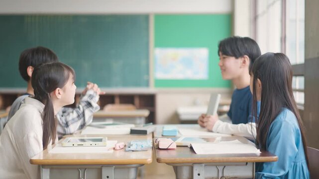 グループワークをする小学生
