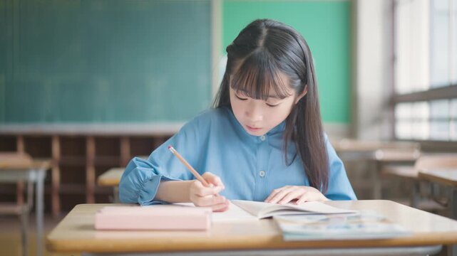 授業を受ける小学生