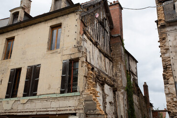 Fototapeta premium Maison médiévale effondrée dans une ville moyenâgeuse