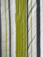 Fototapeta premium Sábana cama con arruga, rayas verticales y textil franjas verde, negro, gris y blanco sheet wrinkle green, grey, black and white textile bedding