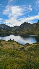 Fototapeta premium Au bord de l'étang de Rabassoles noir (ou Lac Noir), l'un des plus beaux lacs d'altitude du 