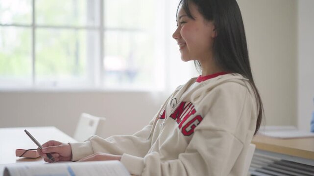 塾の授業を受ける中学生