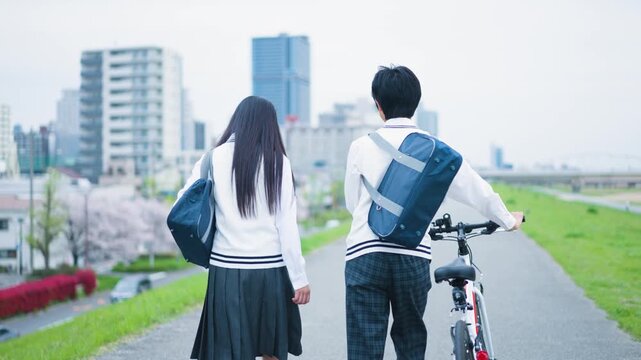 通学中の中学生