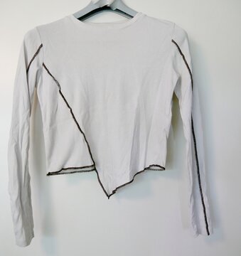 Asymetrisches Shirt in Cremewei&szlig;
