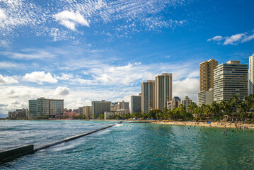 Fototapeta premium Skyline of Honolulu at Waikiki beach, Oahu island in Hawaii, US