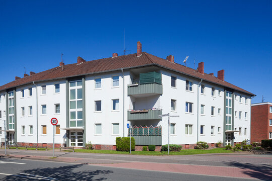 Wohnhaus, Modernes monotones Wohngeb&auml;ude, Mehrfamilenhaus, Oldenburg in Oldenburg, Niedersachsen, Deutschland