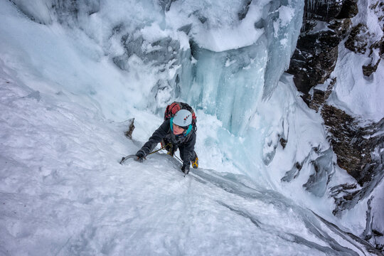 UK, Scotland, Glencoe, Ben Udlaih, woman ice climbing