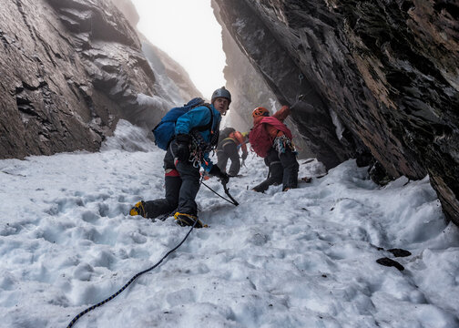 UK, Scotland, Ben Nevis, mountaineers at Number Two Gully