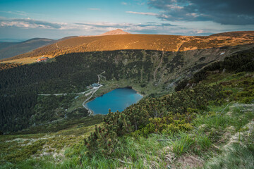 Natura, krajobraz, las, zachód słońca, leśny potok, słońce, woda, światło, długa ekspozycja © Adrian Jaśpiński