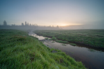 Natura, krajobraz, las, zachód słońca, leśny potok, słońce, woda, światło, długa ekspozycja © Adrian Jaśpiński