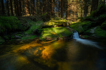 Natura, krajobraz, las, zachód słońca, leśny potok, słońce, woda, światło, długa ekspozycja © Adrian Jaśpiński