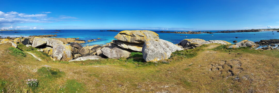 Ein traumhafter Blick auf das t&uuml;rkisblaue, klare Meer am Plage de Roc'h ar Gonc. Im Vordergrund pr&auml;gen die f&uuml;r die Bretagne typischen, m&auml;chtigen Granitfelsen die wilde K&uuml;ste.