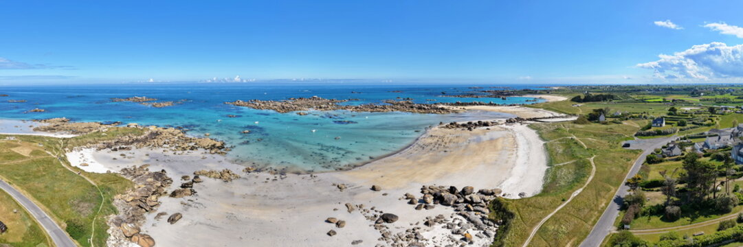 Ein atemberaubender Panorama-Ausblick auf die gesch&uuml;tzte Bucht des Plage de Roc'h ar Gonc mit glasklarem, t&uuml;rkisfarbenem Wasser, feinem Sand und markanten Riffen.