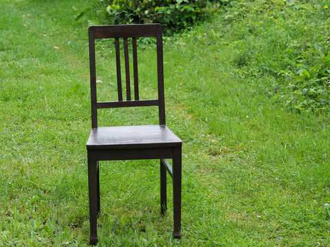 Alter Stuhl am Wegesrand