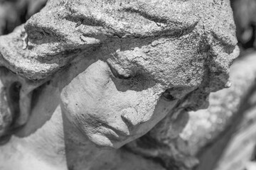Obraz premium Close-up portrait of a sorrowful angel statue lost in quiet contemplation.