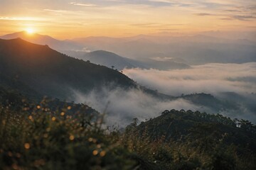 Obraz premium Golden Sunrise Over Foggy Mountain Valley Landscape
