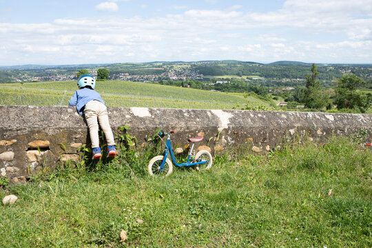 enfant turbulant essayant de grimper sur un mur