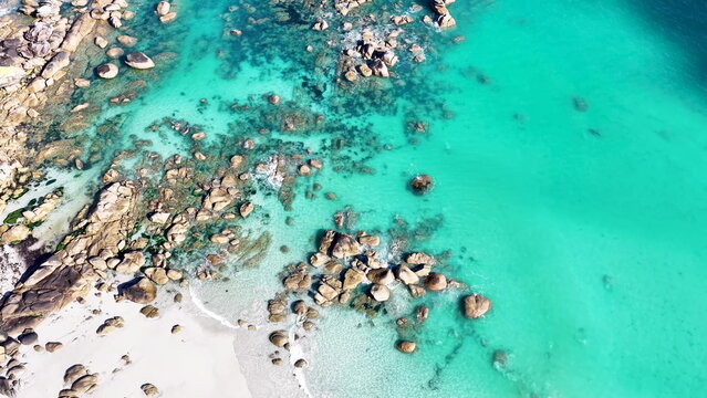 Spektakul&auml;re Luftaufnahme vom Plage de Boutrouilles: Imposante, helle Granitfelsen liegen eingebettet im glasklaren, leuchtend t&uuml;rkisfarbenen Wasser des Atlantiks.