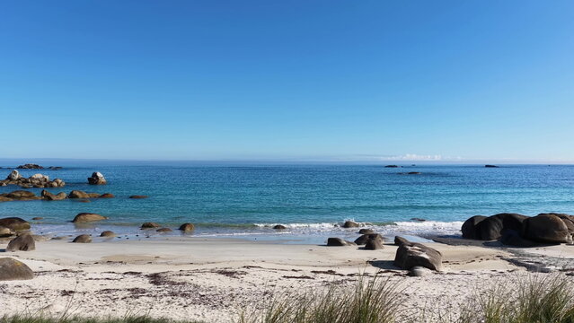Der Plage de Boutrouilles fasziniert mit seinem puderwei&szlig;en Sandstrand, kristallklarem, t&uuml;rkisfarbenem Wasser und den f&uuml;r die bretonische K&uuml;ste typischen, markanten Granitfelsformationen.