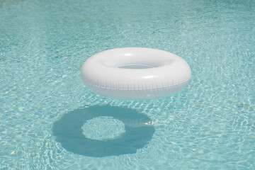 Ciambella bianca con ombra in piscina, white donut float in clear water © Does Matter Srl