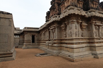 Obraz premium Hazara Rama Temple with Intricately Carved Stone Walls in Hampi, Karnataka, India