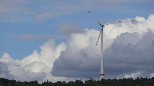 Windrad vor gro&szlig;en Quellwolken