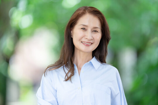 女性　新緑