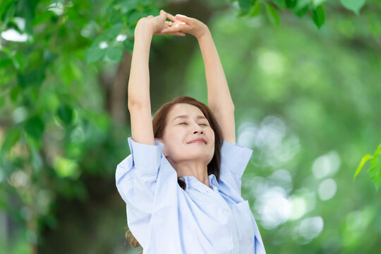 女性　深呼吸　伸び　新緑