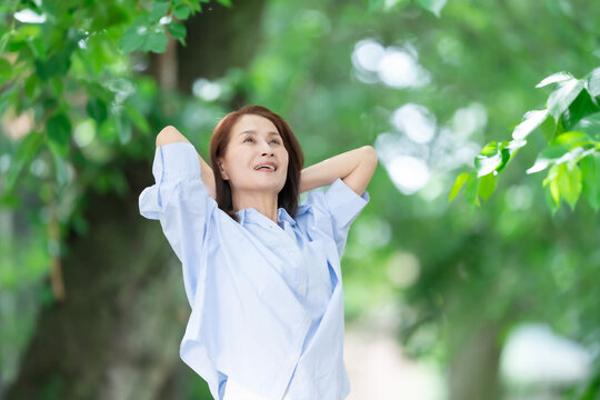 女性　深呼吸　伸び　新緑