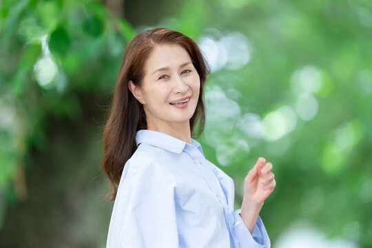 女性　新緑